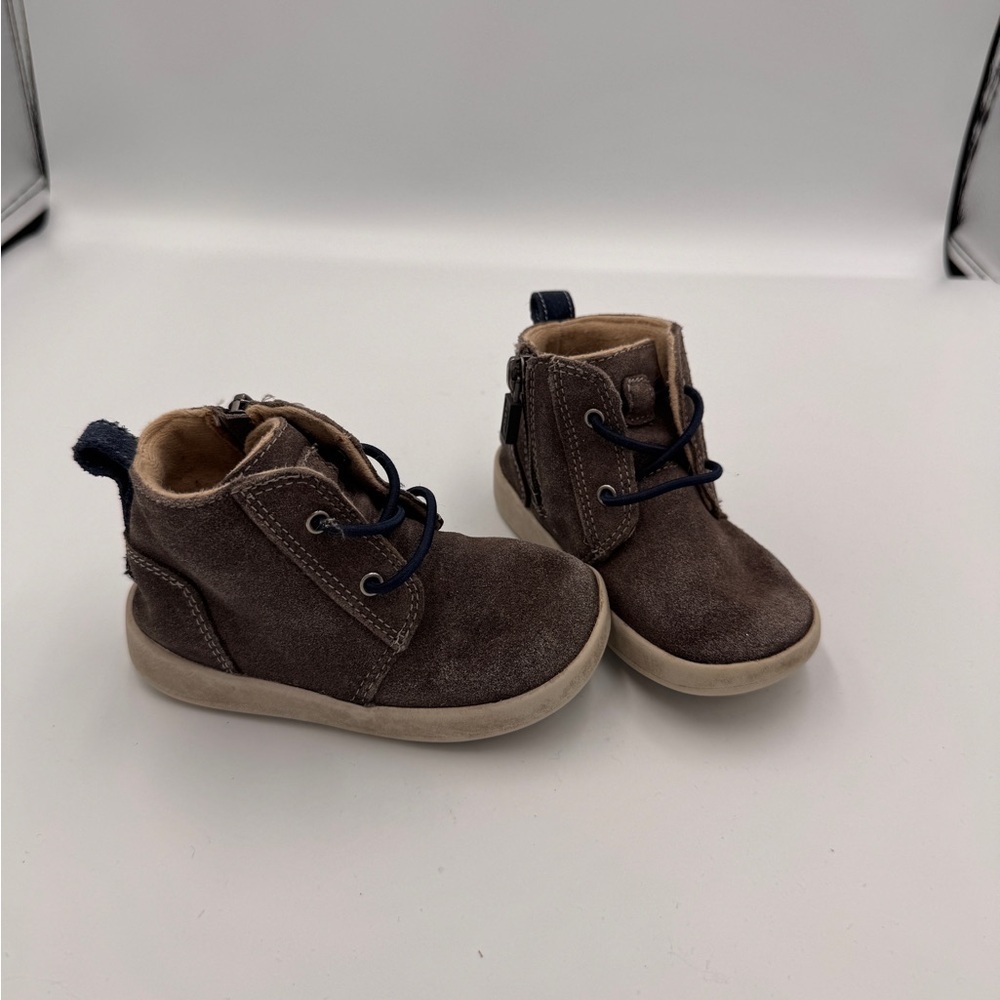 UGG Boys Girls Baby Size 4 / 5 Kids Brown Winter Boots Shoes